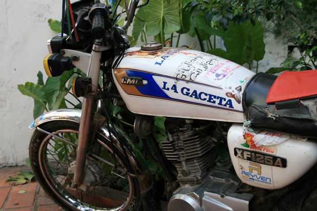 Une moto Xing Fu XF125A dans la ville de Tucuman