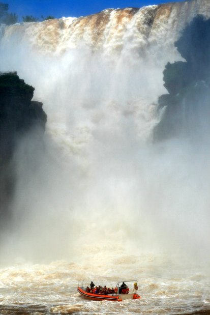 Navigation au pied des chutes d\'Iguazu