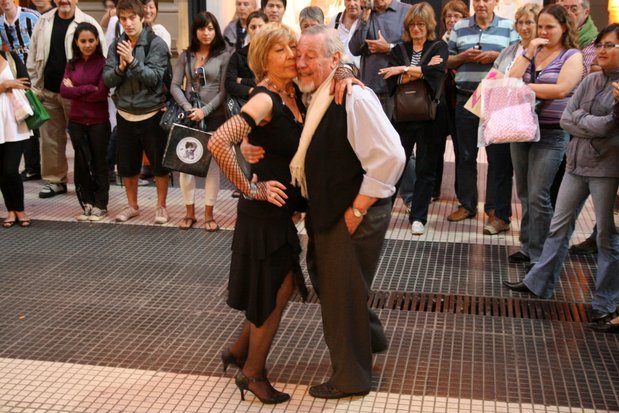 Tango dans les rues de Buenos Aires