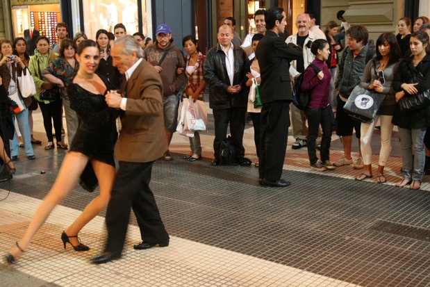 Tango dans les rues de Buenos Aires