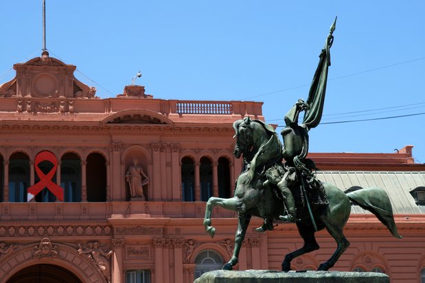 La statue de Manuel Belgrano devant la Casa Rosada à Buenos Aires