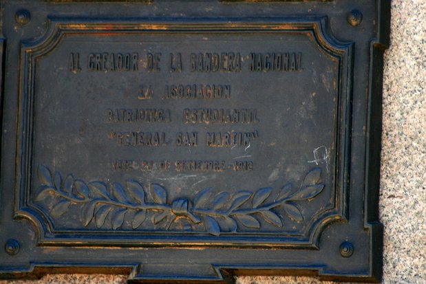 Détail sous la statue de Manuel Belgrano. Plaza de Mayo. Buenos Aires.