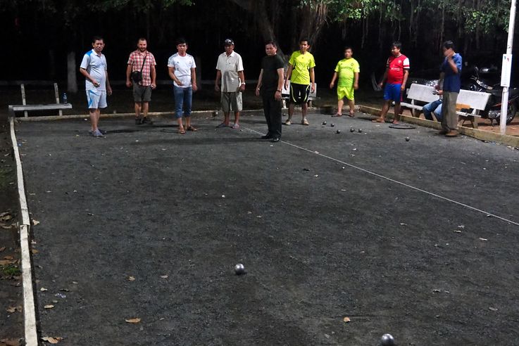 Partie de pétanque à Kampong Cham