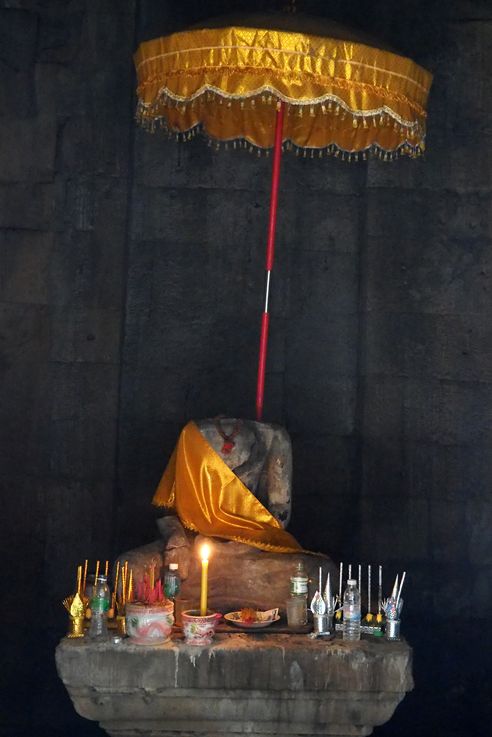 Bouddha sans tête dans le temple d'Angkor Thommanon
