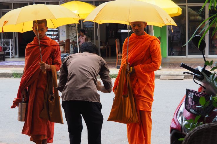 Offrandes aux moines à Kampot