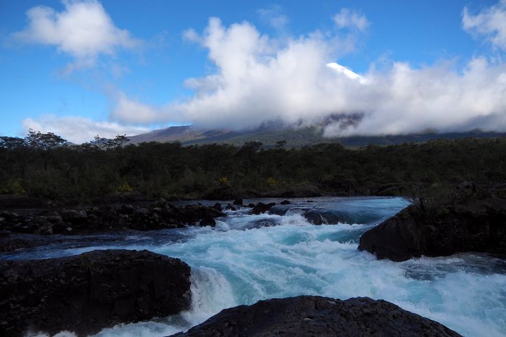 Le volcan Osorno aux saltos del rio Petrohue