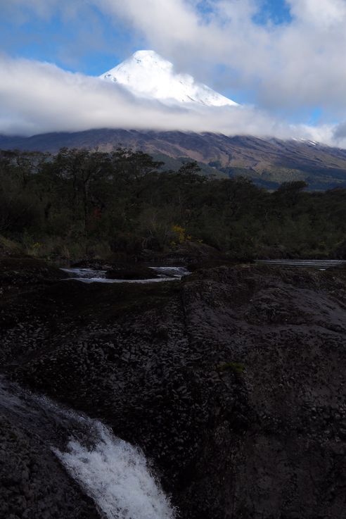 Le volcan Osorno aux saltos del rio Petrohue