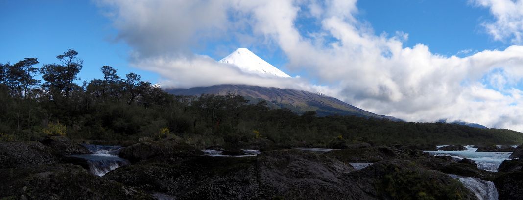 Le volcan Osorno aux saltos del rio Petrohue