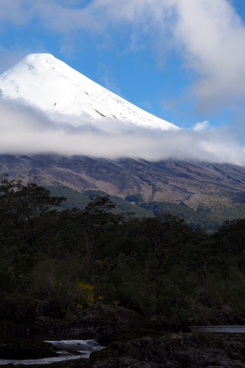 Le volcan Osorno aux saltos del rio Petrohue