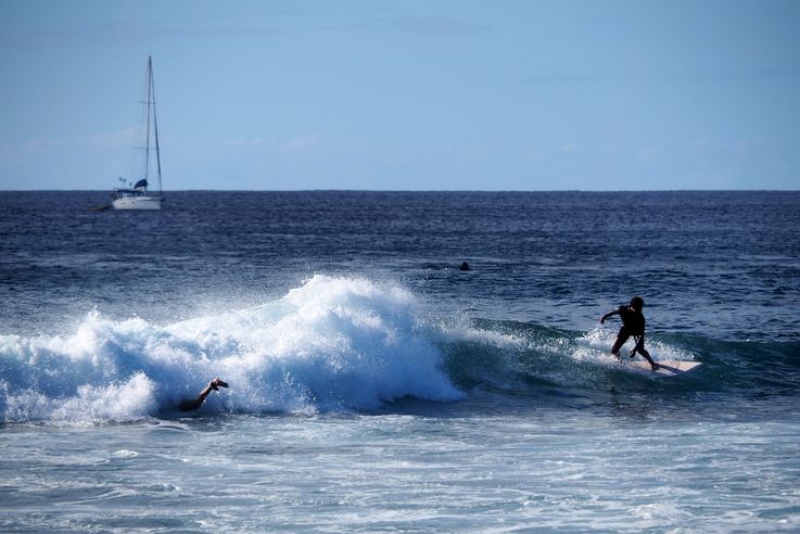 Les surfeurs de la playa Pea sur l'île de Pâques