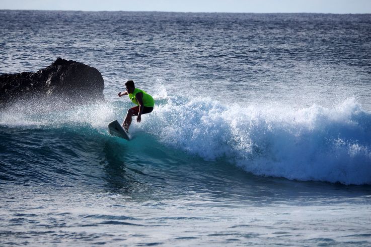 Les surfeurs de la playa Pea sur l'île de Pâques