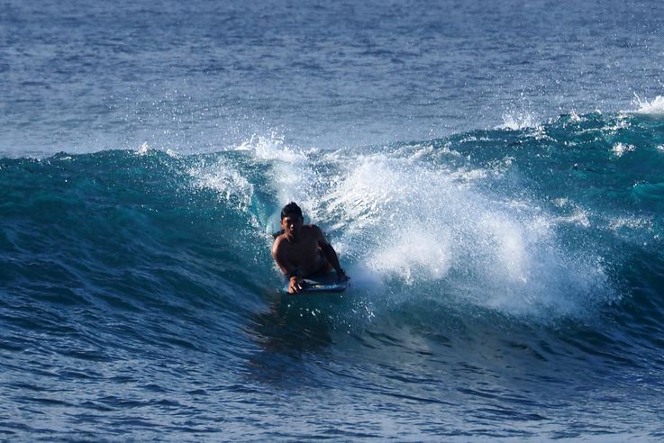 Les surfeurs de la playa Pea sur l'île de Pâques