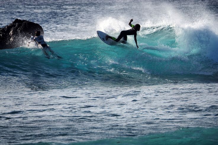 Les surfeurs de la playa Pea sur l'île de Pâques