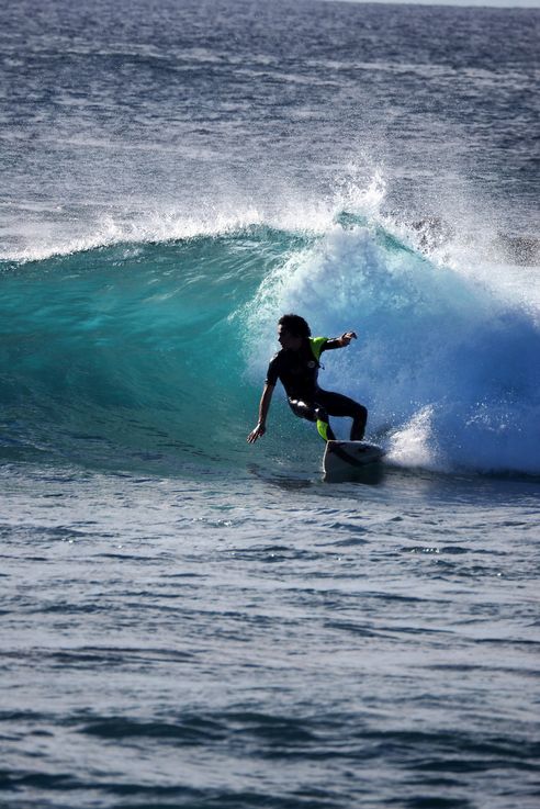 Les surfeurs de la playa Pea sur l'île de Pâques