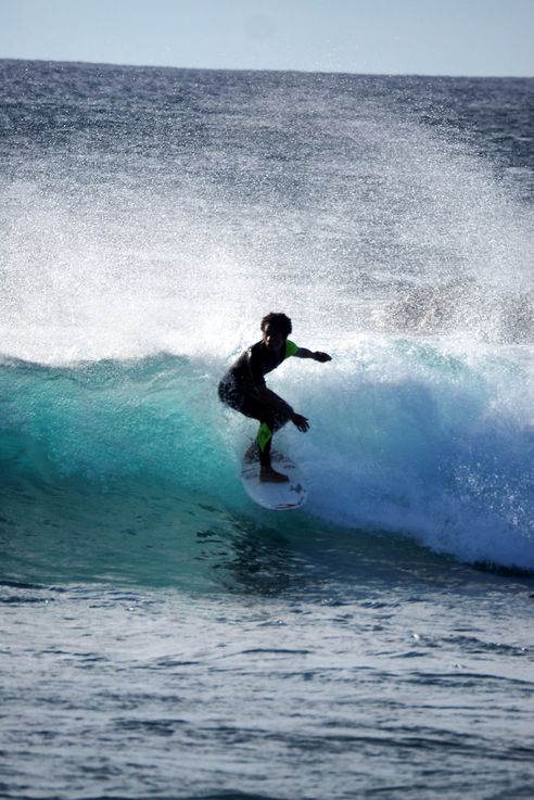 Les surfeurs de la playa Pea sur l'île de Pâques