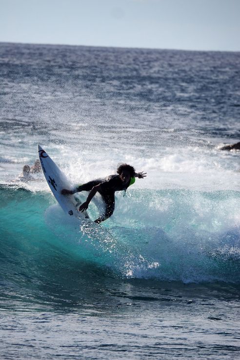 Les surfeurs de la playa Pea sur l'île de Pâques