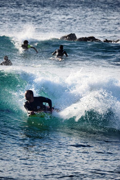 Les surfeurs de la playa Pea sur l'île de Pâques