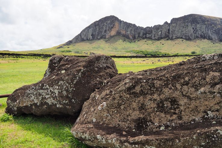 Moai dormant au Ahu Tongariki sur l'île de Pâques