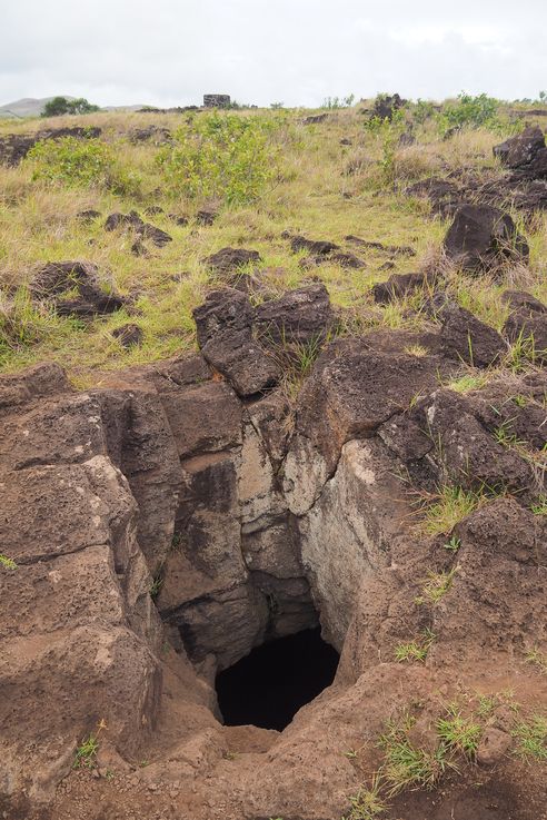 Grotte Ana Te Pahu - l'île de Pâques