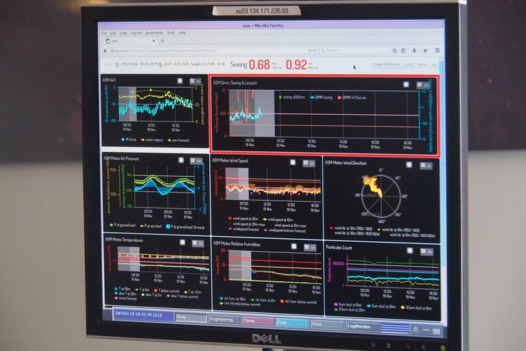 Écran de contrôle au VLT Paranal Observatory - désert d'Atacama