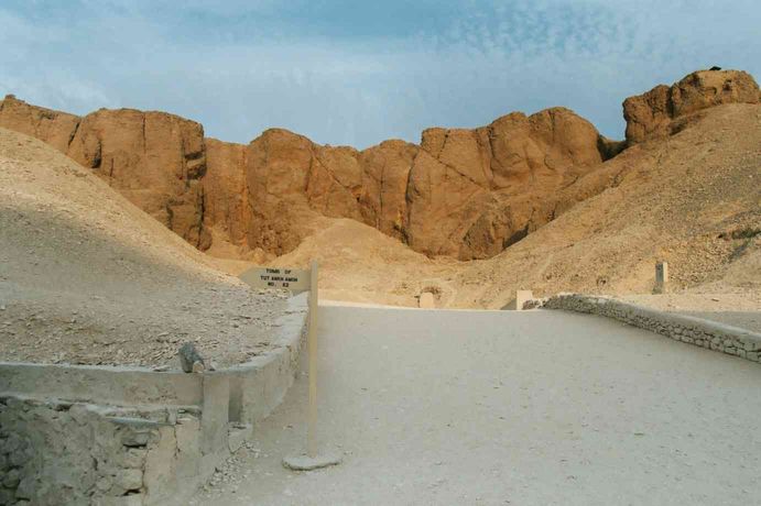 La vallée des Rois, à gauche, la tombe de  Touthankamon