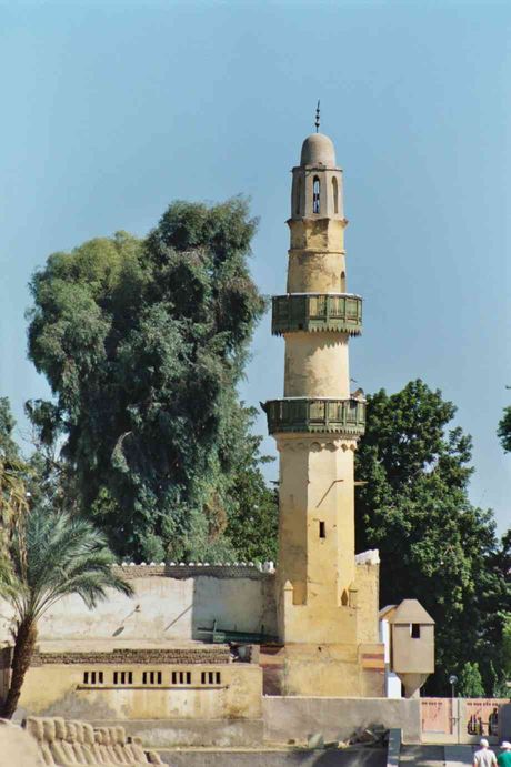 Minaret face au temple de Louxor