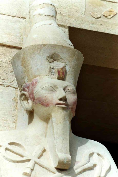 Les joues rouges d'Osiris au temple d'Hatchepsout