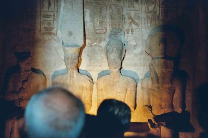 Les quatre statues éclairées dans la naos d'Abou Simbel.