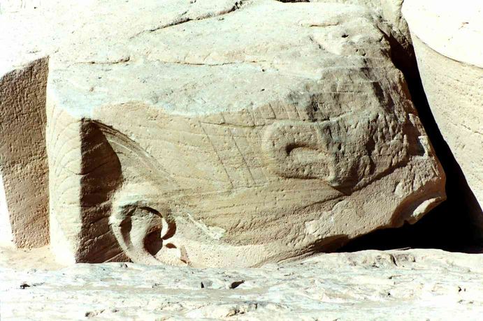 La couronne de Ramsès sur le sol d'Abou Simbel