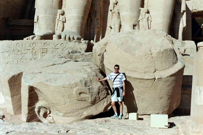 Le crâne de Ramses au pied des statues à Abou Simbel