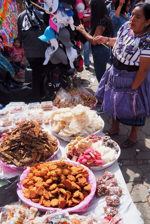 Sur les étales des marchands au festival de barriletes gigantes de Santiago Sacatepéquez
Altitude : 2021 mètres