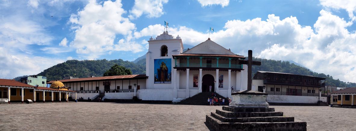 Dans l'église Santiago Apostol à Santiago Atitlán