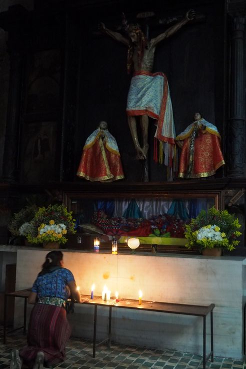 Dans l'église Santiago Apostol à Santiago Atitlán
Altitude : 1615 mètres