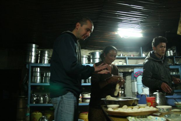 Préparation des naans dans le refuge de Tumling