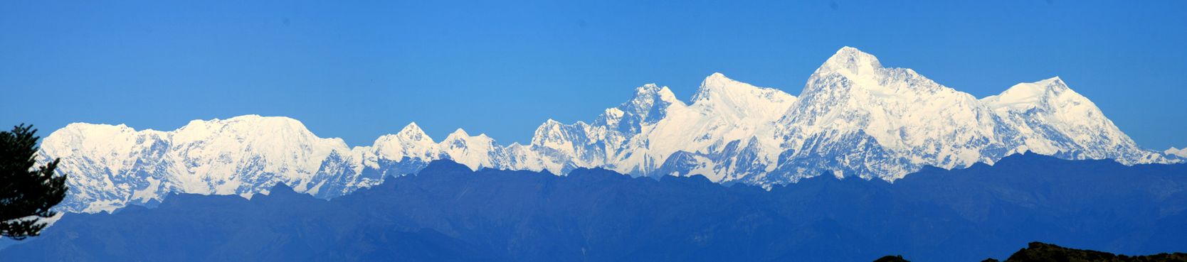 De droite à gauche : le Chomo Lonzo, le Makalu, l'Everest, le Lhotse