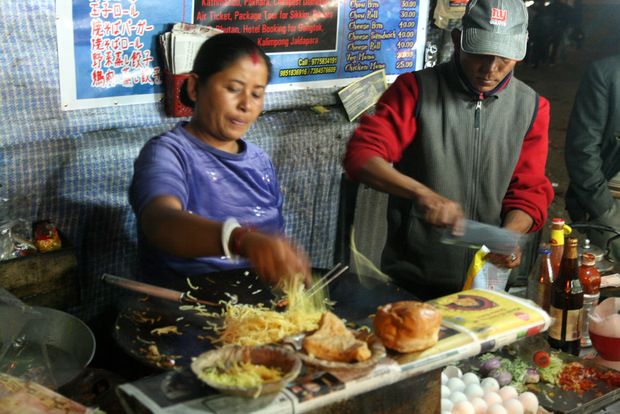 Préparation du repas dans les rues de Darjeeling