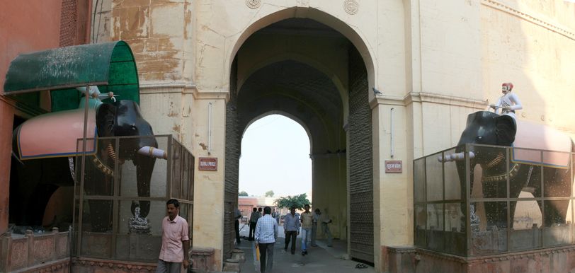 La porte Suraj au fort de Junagarh