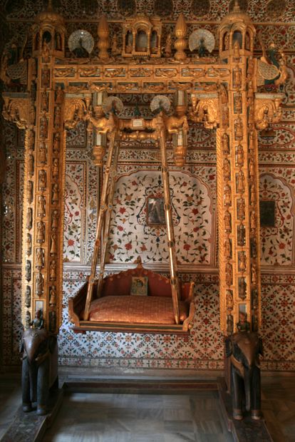 Dans la chambre de Gaj Singh Manda avec la balançoire dédiée à Krishna (Fort de Junagarh).