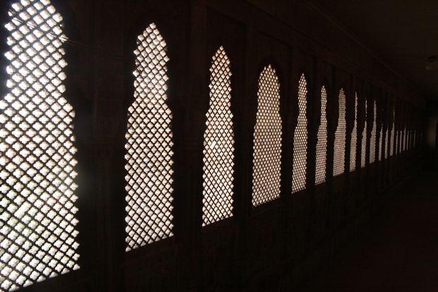 Murs ajourés dans les couloirs du fort de Junagarh