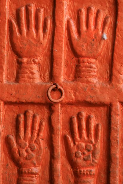Mains en bas-relief dans la forteresse de Mehrangarh