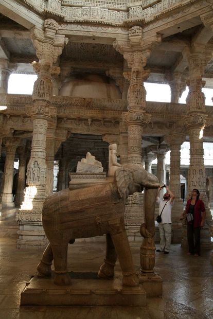 Eléphant de marbre dans le temple jaïn d'Adinath à Ranakpur