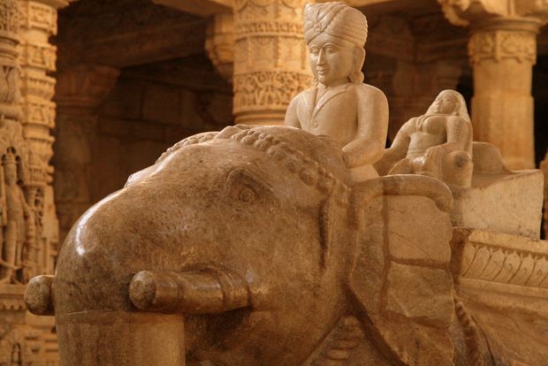 Eléphant de marbre dans le temple jaïn d'Adinath à Ranakpur