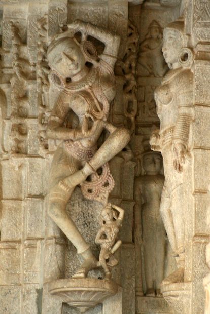 Statue danseuse dans le temple jaïn d'Adinath à Ranakpur