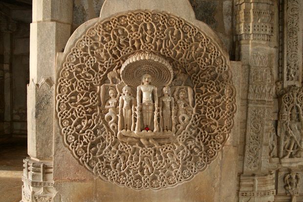 Disque en bas-relief dans le temple jaïn d'Adinath à Ranakpur