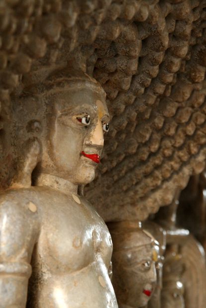 Au pied d'une statue au temple jaïn d'Adinath à Ranakpur