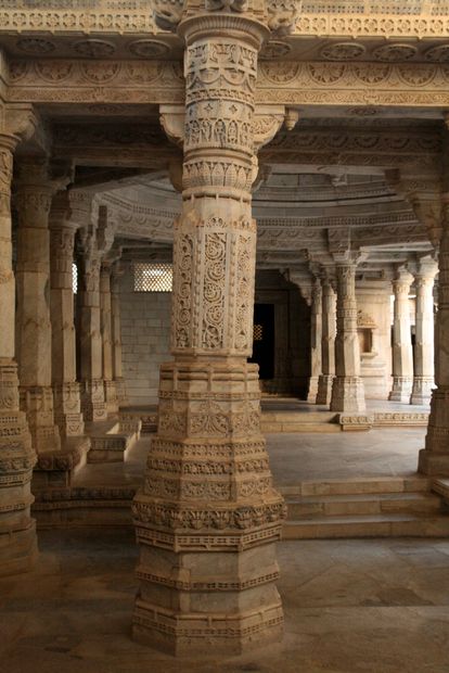 Le pilier penché du temple jaïn d'Adinath à Ranakpur