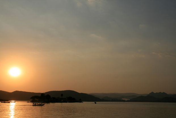 Coucher de Soleil sur le lac Pichola à Udaipur