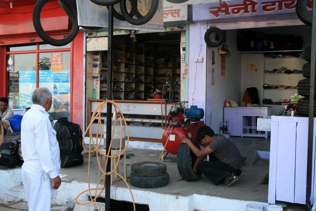 Réparation du pneu de notre voiture dans le Rajasthan...