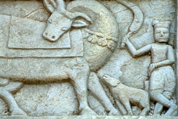 Bas-relief du cénotaphe au 84 piliers