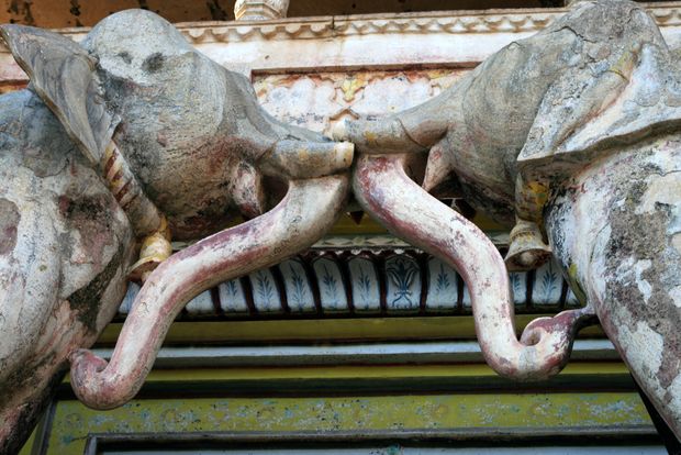 Eléphants sur bas reliefs au Garh palace à Bundi